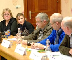  Les responsables de la Fondation Rurale de Wallonie, Mesdames Céline Lemaire et Elise Lepage, présentant les principes et le déroulement d'une Opération de Développement rural lors d'un Conseil en 2013... 